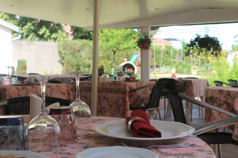 Restaurant terrasse à Cormoranche-sur-Saône